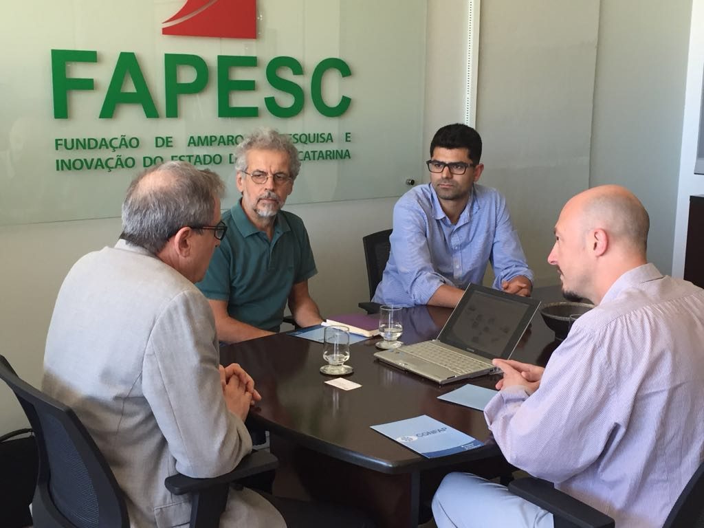 À mesa, o presidente da FAPESC, Sergio Gargioni; o prof. Acires Dias; o coordenador de projetos responsável pelo Fundo Newton, Leonardo de Lucca; e o prof. Marinov. 